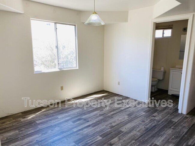 Building Photo - 3319 E Presidio Rd