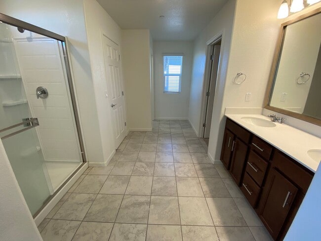 Building Photo - Gorgeous Like Low Maintenance 4 Bedroom wi...