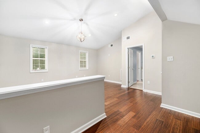 Building Photo - (Coming Soon) Renovated Home just minutes from Uptown!
