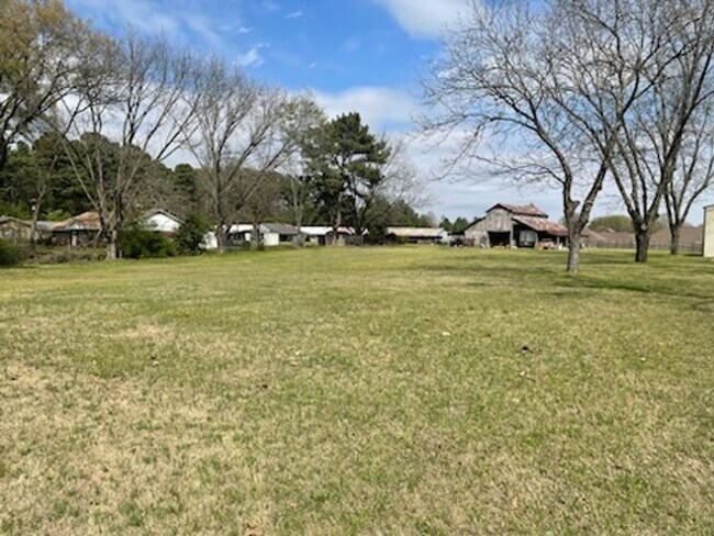 Building Photo - Country living, right in the center of Olive Branch