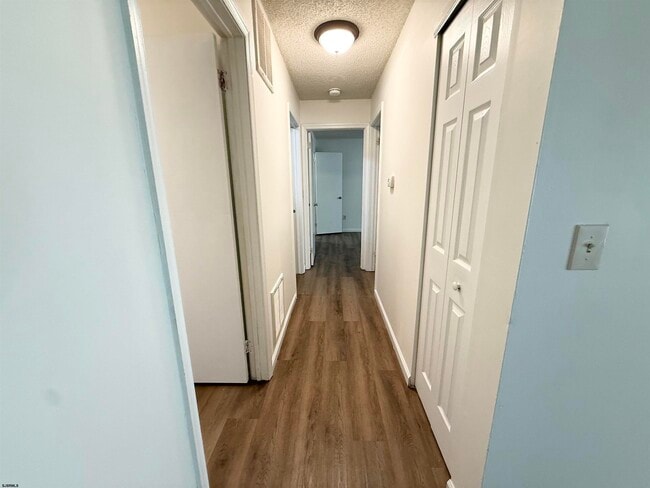 Building Photo - 11 Colonial Ct