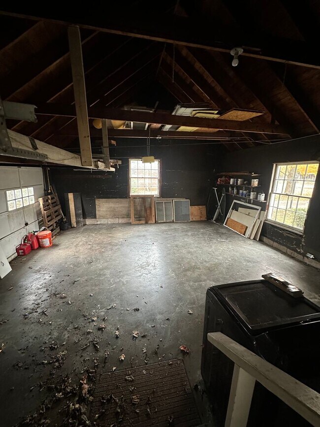 Building Photo - TWO MINUTES TO GREEN HILLS MALL