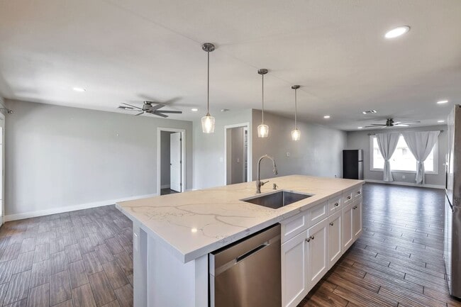 Building Photo - Tempe 6-Bedroom Home Featuring Large Turf Yard & Ideal Location