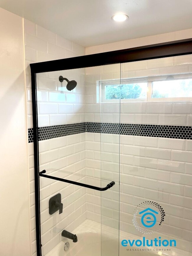 Building Photo - 8673 Golf Dr