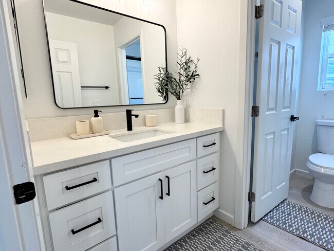 Building Photo - 297 Mildred St