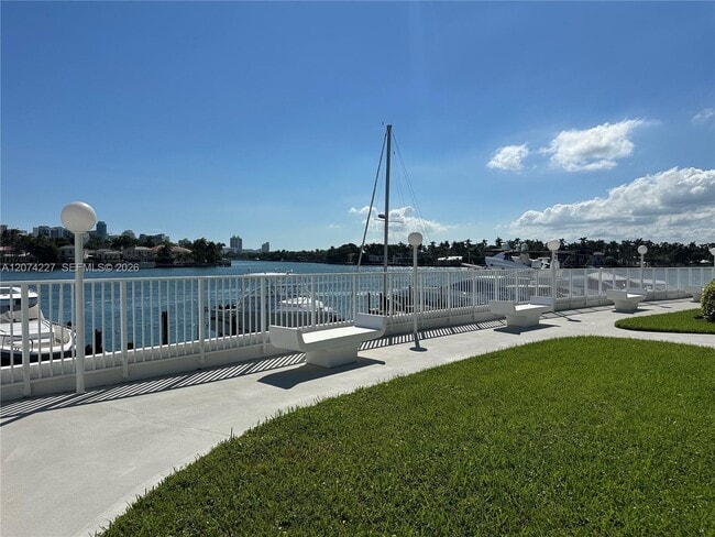 Building Photo - 900 Bay Dr