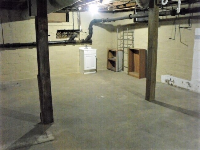 Building Photo - THIS COULD BE YOUR NEW HOME, BUSINESS, OR BOTH!