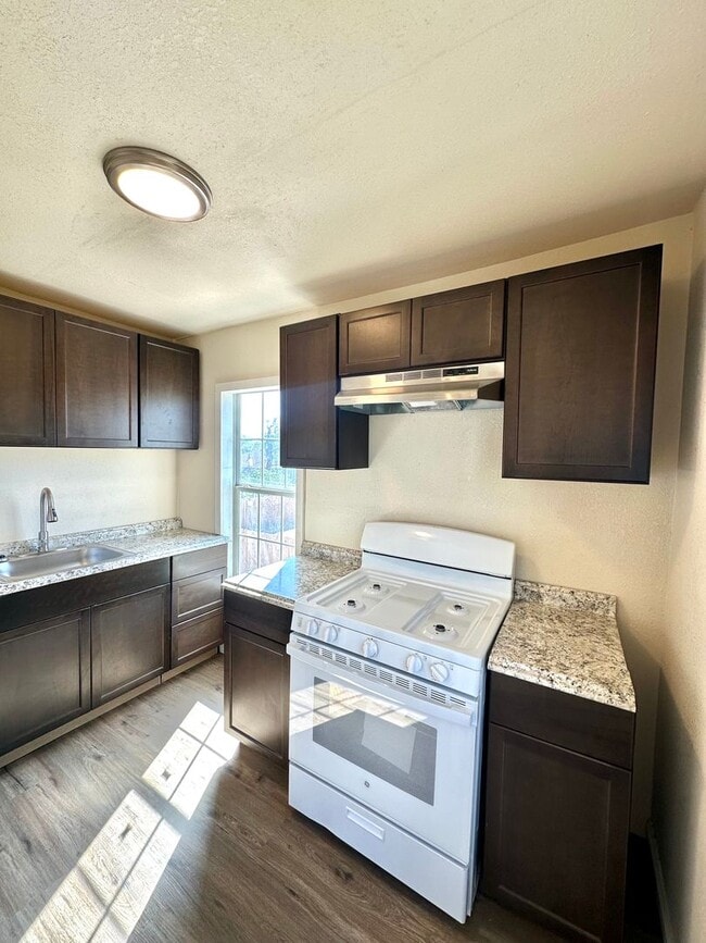Building Photo - COMING AUGUST 2025 - Remodeled 1 Bedroom A...