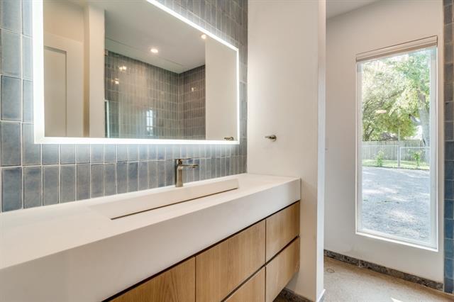 Building Photo - 9259 San Fernando Way