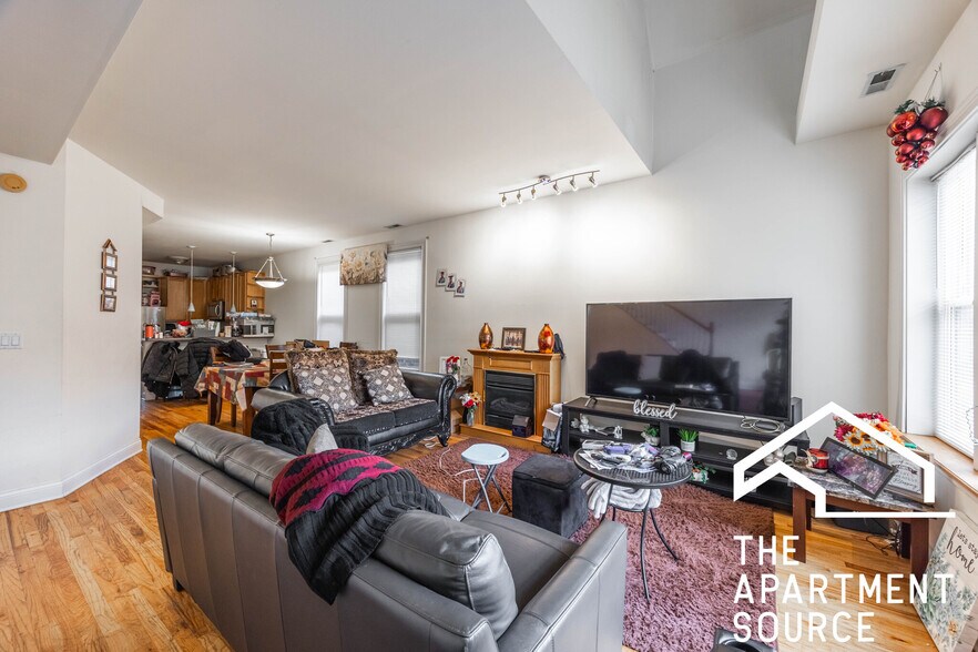 Primary Photo - 1720 W Beach Ave