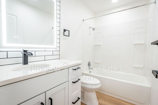 Building Photo - 3238-D 1/4 D 1/4 Rd