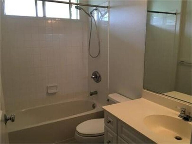 Building Photo - Beautiful 2 bed/2 bath Condo at Viewpointe...