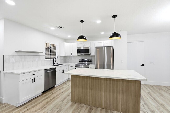 Building Photo - Beautiful 2 Bedroom Condo in China Town District