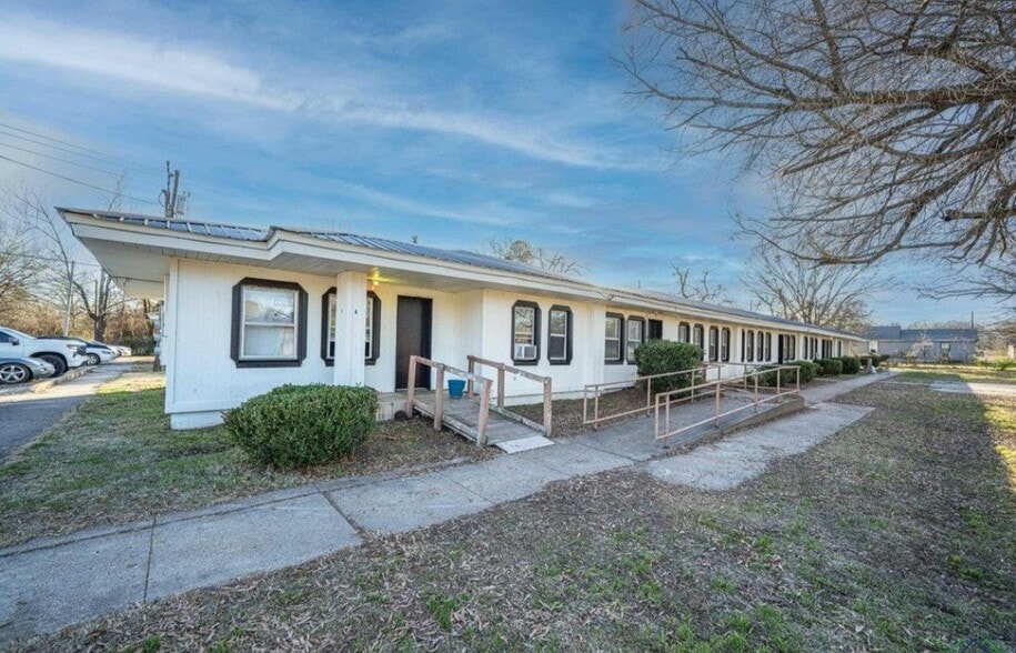 Building Photo - 106 S Davis St