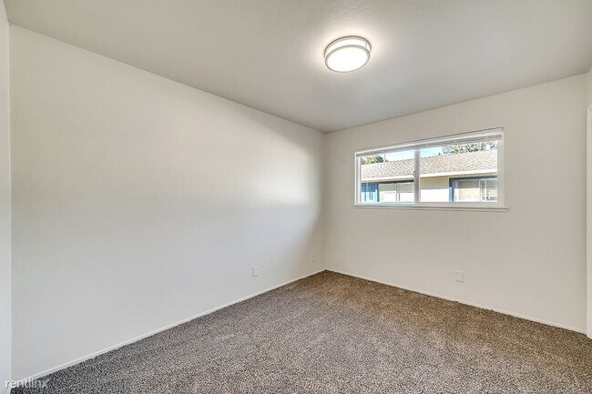 Building Photo - 2 br, 1 bath Duplex - 135 Warren Avenue B