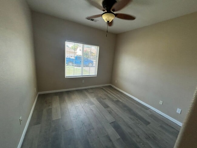 Building Photo - 3 Bedroom 2 Bathroom Home in SW Visalia! Close to Shopping and Restaurants!