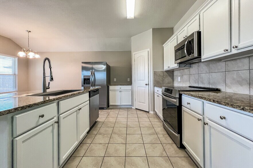 Building Photo - 1021 Decker Dr