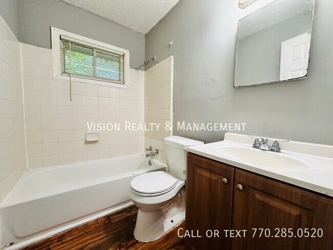 Building Photo - 2BD 1BA Duplex Unit East Point