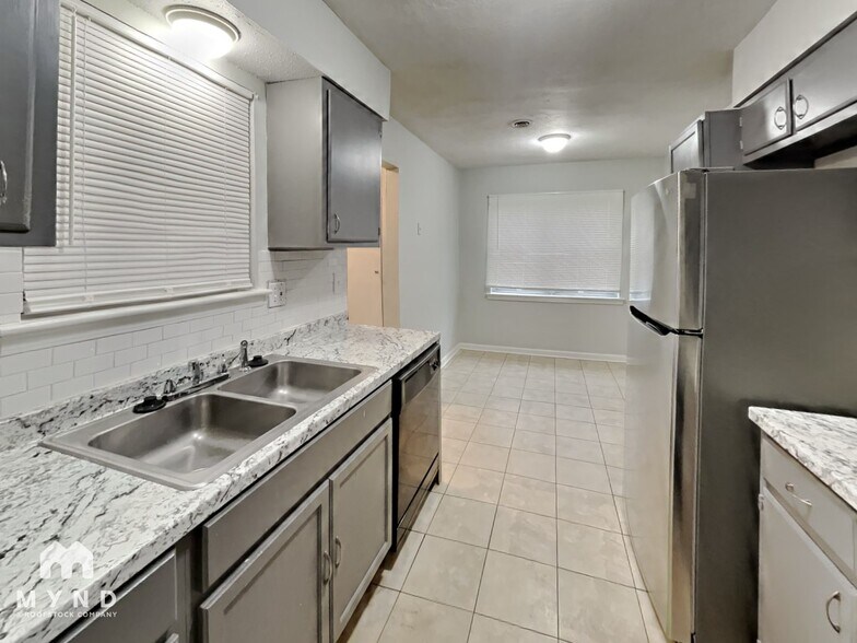 Building Photo - 6035 Devon Cir