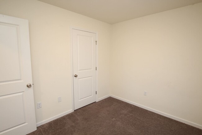 Building Photo - Modern Home for Immediate Occupancy – Avai...
