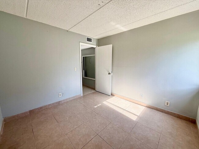 Building Photo - 1821 Fairview Villas Dr