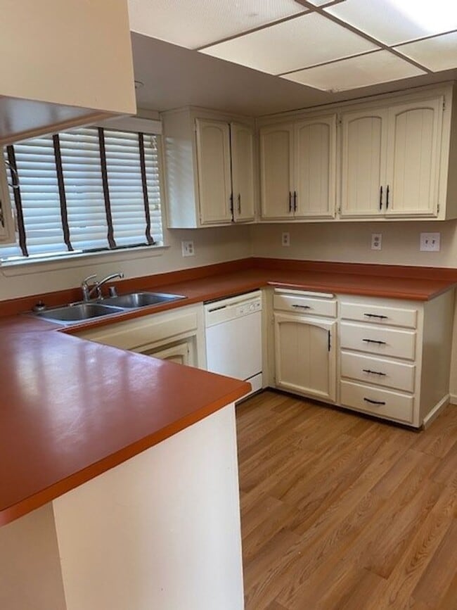 Building Photo - Cute house in Enterprise Area!!