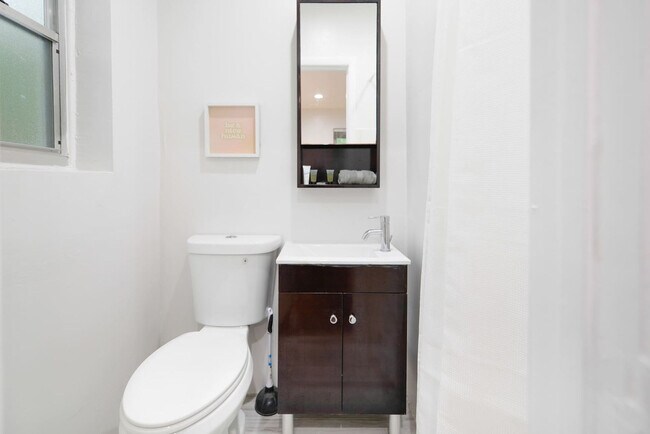 Building Photo - 6715 NE Miami Pl