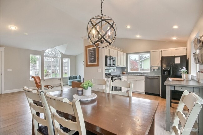 Building Photo - Well Maintained 3 Bed 2.5 Bath for Rent!