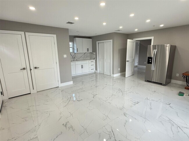 Building Photo - 603 N Sunset Ave