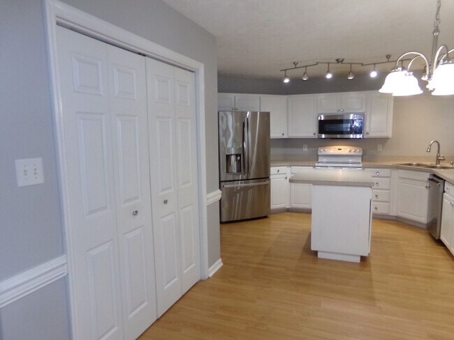 Building Photo - Beautiful 2 story home located on a cul-de-sac