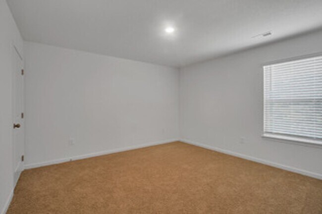 Building Photo - Knoxville 37932 - AVAILABLE July 1, 2026 - BEAUTIFUL, 3 bedroom, 2.5 bath home - Call Kathy Levei...