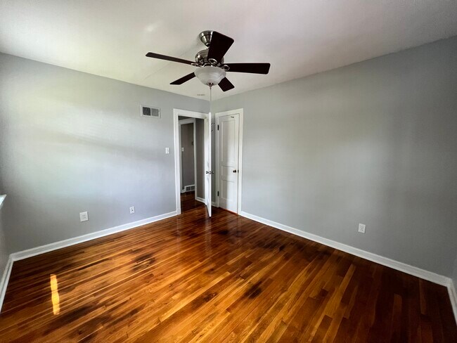 Building Photo - 320 Fairway Ln