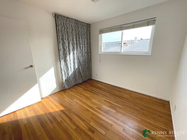 Building Photo - Large Five Bedroom, Three Bathroom with In...