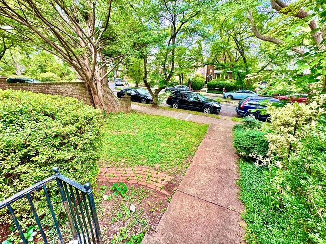 Building Photo - Spacious 6 bedroom 3.5 bath Tudor Townhouse w/Deck close to Georgetown University & Hospital
