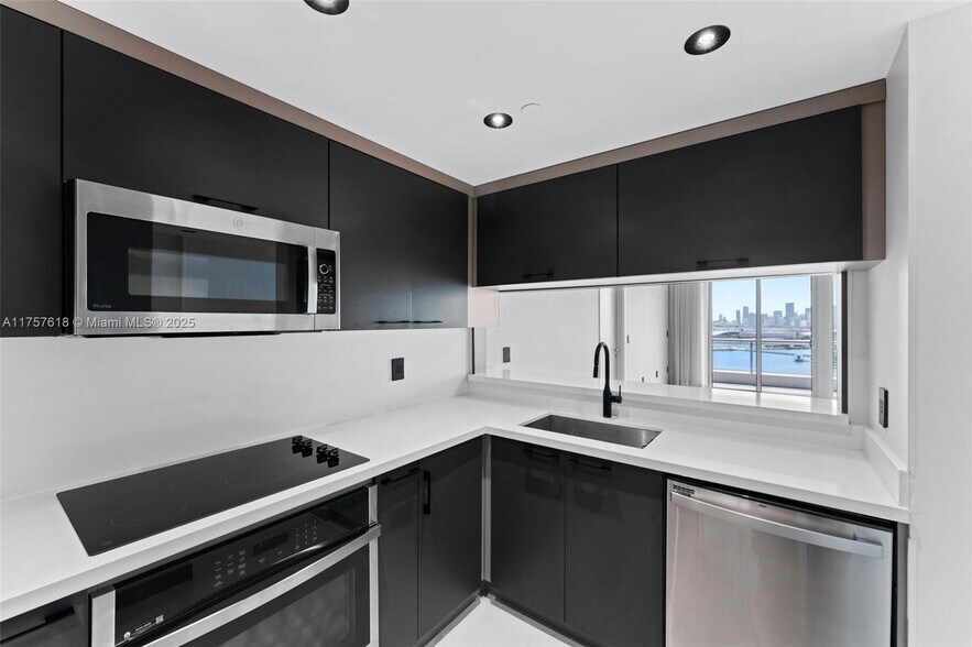 Primary Photo - 540 West Ave