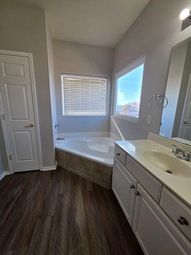 Building Photo - Primary Bedroom of Your Dreams! 3 bedroom/3 bathroom/3 car garage