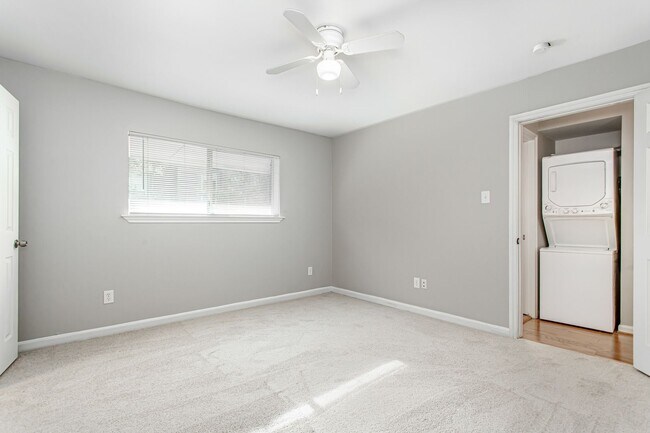 Building Photo - 2 Bedroom, 2 Bath Apartment in Munger Place!