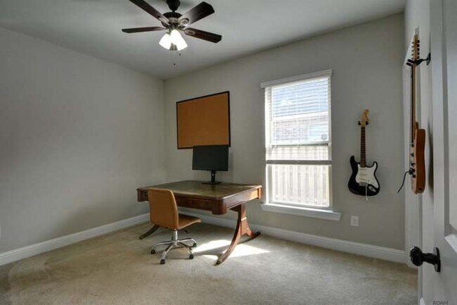 Building Photo - 6151 Lake Edge Dr