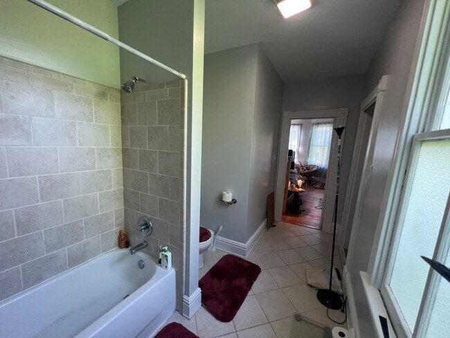 Building Photo - Gorgeous 3 bdrm/2.5 bath newly renovated h...