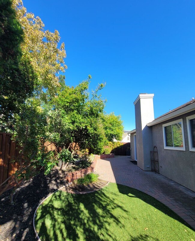 Building Photo - 1095 Crescent Dr