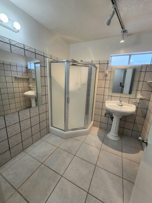 Building Photo - Spacious North Hollywood Home with Guest S...