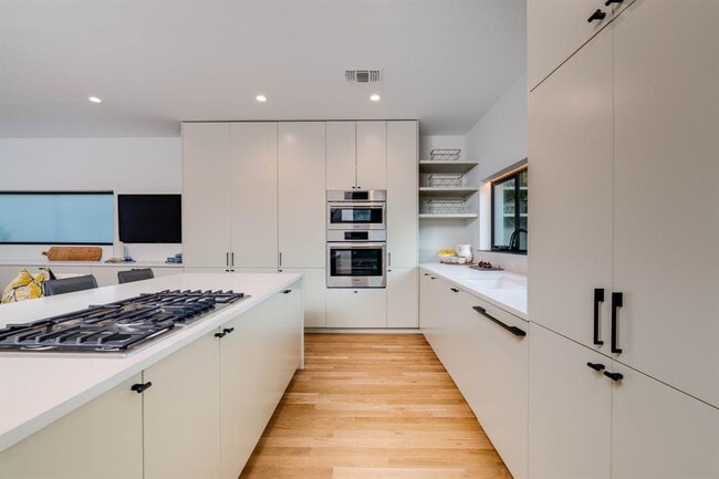 Building Photo - 1111 W 31st St