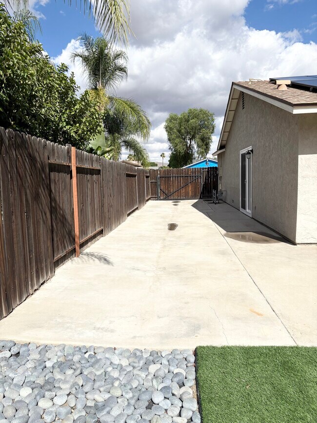 Building Photo - 3571 Lake Crest Dr