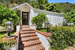 Building Photo - 3933 Mandeville Canyon Rd