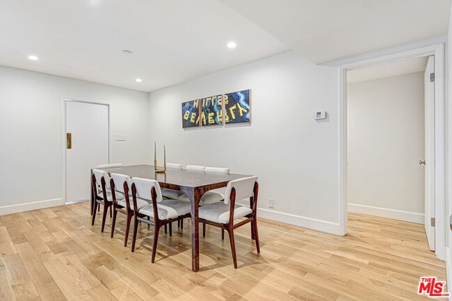 Building Photo - 339 N Oakhurst Dr