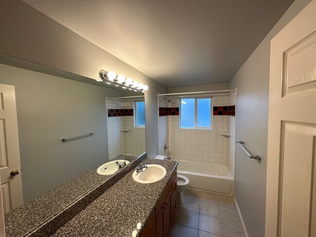 Building Photo - Charming 3 Bed 2 Bath Home with 2-Car Garage in Maple Leaf
