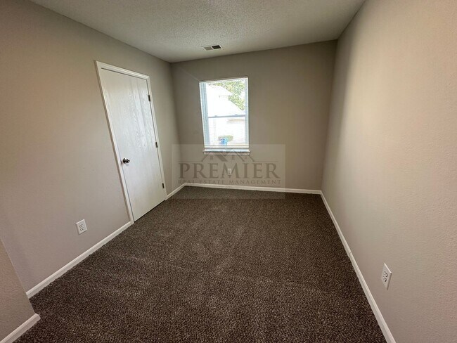 Building Photo - 3562 NE Independence Ave
