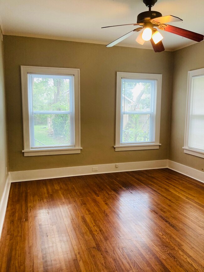 Building Photo - 1123 S Lewis Pl