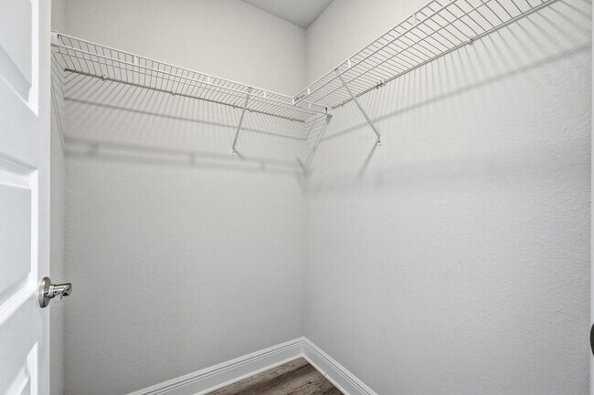 Building Photo - 5810 Crestlake Dr