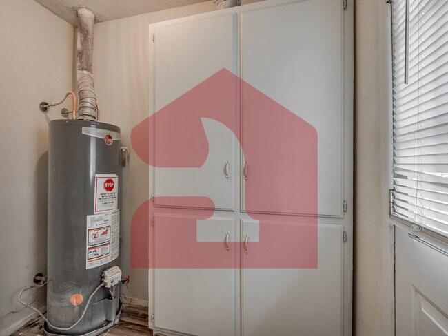 Building Photo - 224 W 5th St